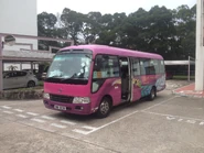 穿梭小巴在此站等候開出