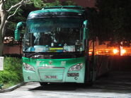 巴士在東薈城名店倉停泊