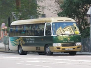 友聯旅遊行走HR81線的28座位豐田Coaster（使用歐盟五期渦輪增壓引擎）