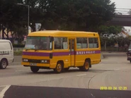 第二代Coaster學校私家小巴（新款塗裝），後期版採用方形頭燈