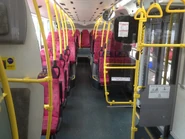 配巴士仔家族圖案座椅的Enviro500 MMC 12米下層車廂佈局