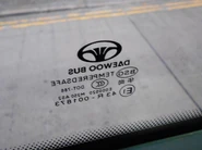 配JUNO河車身的大宇旅遊巴的車窗標記，可見車窗是由珠海華尚公司生產