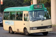 27線小巴正駛入沙田站總站