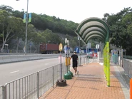 Chung Mei Road op Mayfair Garden.jpg (490 KB) 專綫小巴及居民巴士站(2012年4月)