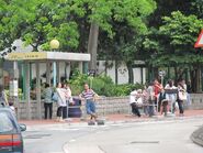 此站設有排隊鐵欄（2011年5月）