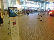 機場快綫穿梭巴士曾於會展港灣道入口上落客區設站（2015年7月）