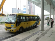 專綫小巴站，前方為醫院職員穿梭巴士（2018年10月）