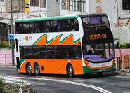 5839披上新巴服務初期時的「橙綠波浪紋」全車身塗裝（梯位部分）