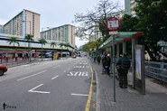站景，前方站位為九巴18線的「愛民」循環點（2016年1月）