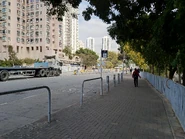 馬田路馬田村1.jpg (4.18 MB) 服務期過後,港鐵並沒有移走站柱(2021年1月)