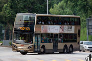 這批巴士是九巴首批量產型Enviro500 MMC 12米，使用桃紅色Vogel Revo白色巴士仔椅面（圖為ATENU29／SC2443安裝西瓜波軨蓋後）