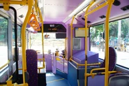 青年JNP6105GR車廂前半部，留意該車落地時已啟用自動報站系統和電子路線圖，但電子路線圖屏幕改為橫置，尺寸亦較Enviro400及Enviro500為大