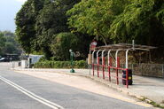 站景，後方的行人隧道為穿越新西貢公路往響鐘村的通道（2011年2月）