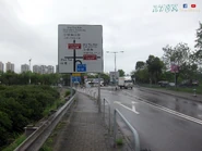 沙頭角担水坑巴士站附近的路牌上的「道路封閉」標誌，提示駕駛者沙頭石涌凹角一帶道路為「封閉道路」