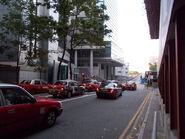 從軒尼詩道觀望軍器廠街，可見其設有行車天橋前往告士打道東行