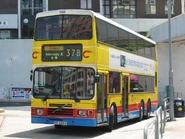 城巴富豪奧林比安車頭路線牌及數字牌曾採用布牌，但已悉數更換為橙色電牌