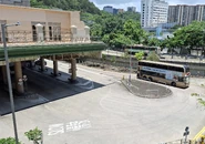 由荔灣花園巴士站俯視此站（2025年7月）