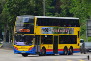 下層被改裝作「水塘位」的Enviro500 MMC（8450-8459）間中行走B3X線