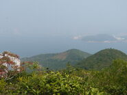 黑角頭，左邊白色建築物為小西灣富景花園