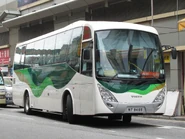 標準配色的富豪B7R客車行走NR914線，於阜財街停站