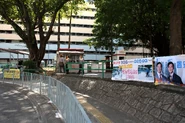大興邨巴士總站站長室設於大興商場餐廳大廈對開空地