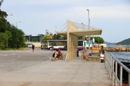 Discovery Bay Marina Drive 20210717.jpg (3.01 MB) 站景,巴士站上蓋已被拆除,只剩下街渡碼頭使用的避雨亭(2021年7月)