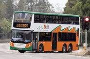 5518披上新巴服務初期時的「橙綠波浪紋」全車身塗裝（門位部分）