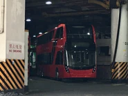 Third Batch E6X at KMB Tuen Mun Depot.jpg (1.44 MB) 這批巴士抵港為「全紅色」色彩,出牌前停泊於九巴屯門總修中心