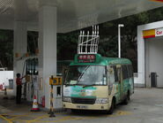 一輛隸屬國松汽車的專綫小巴於蜆殼馬鞍山油站添加車用石油氣