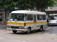 第二代Coaster學校私家小巴（舊款塗裝），車身仍保留"TOYOTA"及"COASTER"字樣