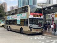 這批巴士中唯一設有兩個輪椅停放區（圖為ATENU926／TZ723，此車同時拆除了原有的上層車頭電視預留組件，並將車頭的扶手改回T字設計）