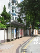 此站設有由新巴建造的候車亭（2010年7月）