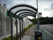 港鐵巴士於此站設置候車亭（2010年8月）