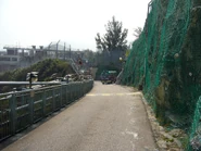 歌連臣角懲教所外迴旋處，遠方的18M線小巴剛完成掉頭，正駛離總站