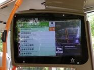 龍運Enviro500 MMC車廂裝有動態巴士站顯示屏，會交替顯示行李架閉路電視畫面