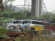 從場外遠攝劏車場，圖中可見數輛港鐵接駁巴士利蘭奧林比安正等待拆卸