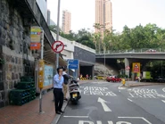 西端近堅麗閣一段，位於纜車橋以西，留意此處可通往花園道或上亞厘畢道