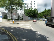 與南山邨道交界，近城市大學一段（2012年7月）