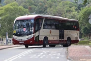 行走2號線的斯堪尼亞K320IB正在駛入大學行政樓