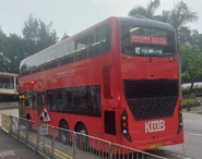 E6M145@9702 20240423.jpg (1.07 MB) 這批巴士的車尾,可見車尾的車頂因電力相關裝置而凸起(圖為E6M145/YT5600)