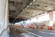 Heung Yip Rd near Nam Long Shan Rd westbound 201612.jpg (455 KB) 位於港鐵黃竹坑站下的一段香葉道西行,巴士綫起點後方為的士站(2016年12月)