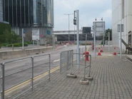 此站因工程而停用，只留下排隊鐵欄（2024年4月）