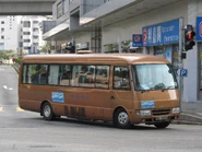 NR832 NU4619.jpg (406 KB) 開大旅遊承辦的居民巴士NR832線線使用特別塗裝的三菱Rosa