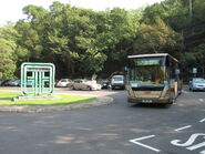 巴士總站在迴旋處停車場內（2011年10月）