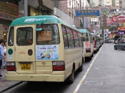 一列小巴停泊在此站，車龍一直延至近景隆街交界處（2011年4月）