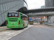J出口外的非專營巴士上落客區，現已停辦的西九文化區循環專線及居民巴士KR14線正停靠此站（2023年1月）