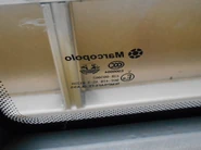 配Macropolo車身的旅遊巴士的車窗標記，可見車窗是由常州長江玻璃生產