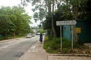 往沙角尾村北的小路位於此站附近，留意西行站牌已被樹葉所遮蔽