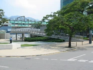 收費穿梭小巴總站位於停車場內，天橋下方（2011年）