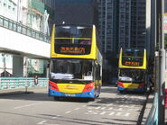 城巴12米版本Enviro500（81XX）的半透明電視檔，注意上層車頭擋風玻璃原為不透光電視擋，惟已於更換玻璃時改為半透明